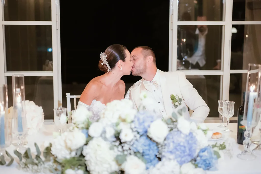 Il bacio degli sposi al tavolo