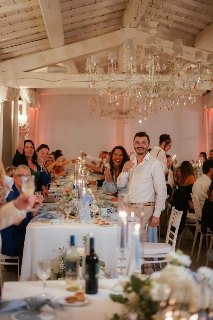 La sala illuminata durante la cena