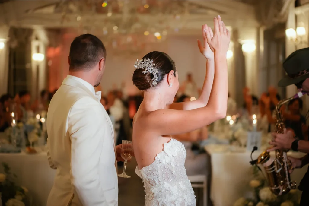 La sposa balla con le braccia alzate