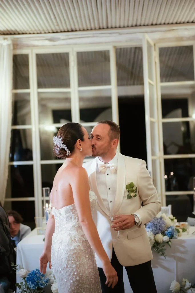 Il bacio degli sposi durante la festa