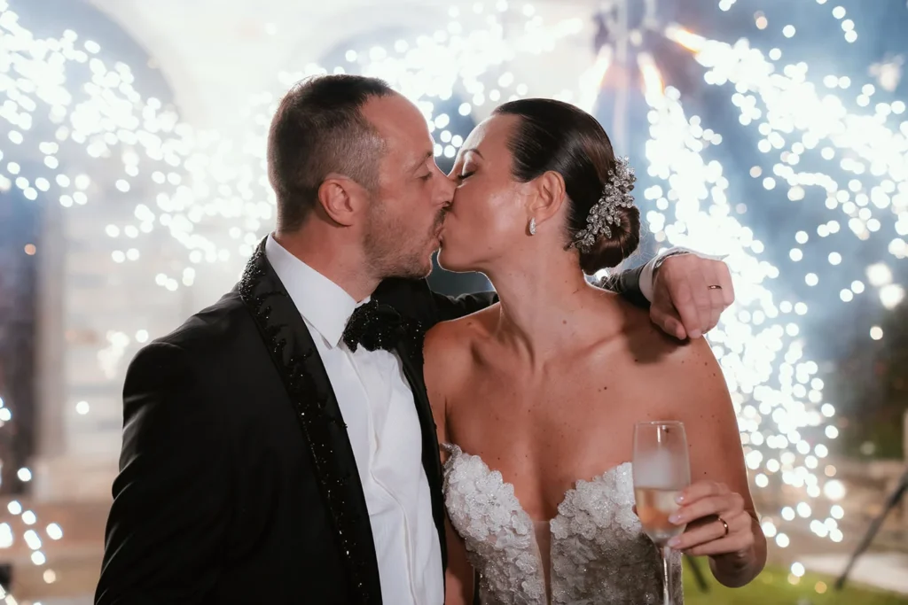Il bacio degli sposi davanti alle fontane luminose