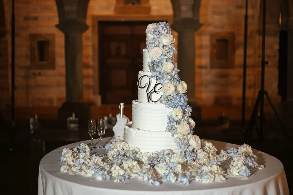 La torta nuziale bianca e azzurra