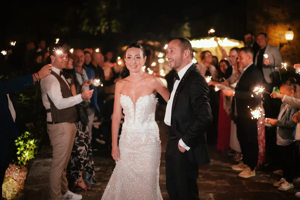 Gli sposi tra gli invitati con le stelline