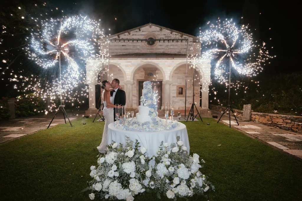 La torta nuziale tra le fontane luminose nel giardino