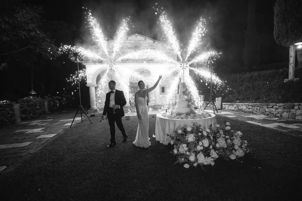 Le fontane luminose davanti alla villa, in bianco e nero