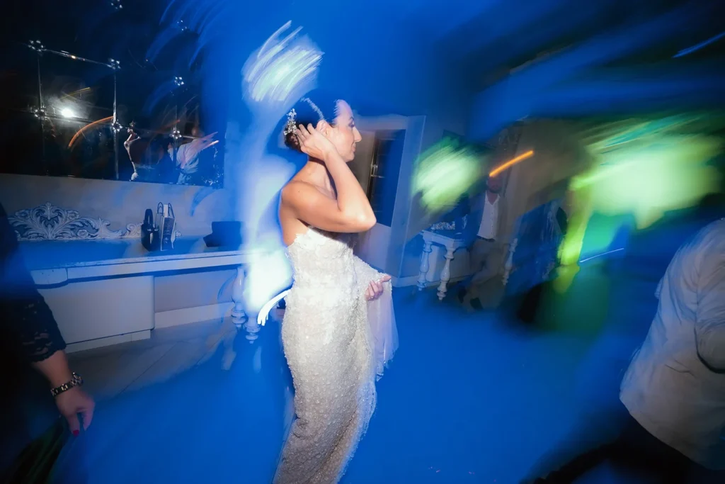 La sposa balla nella festa