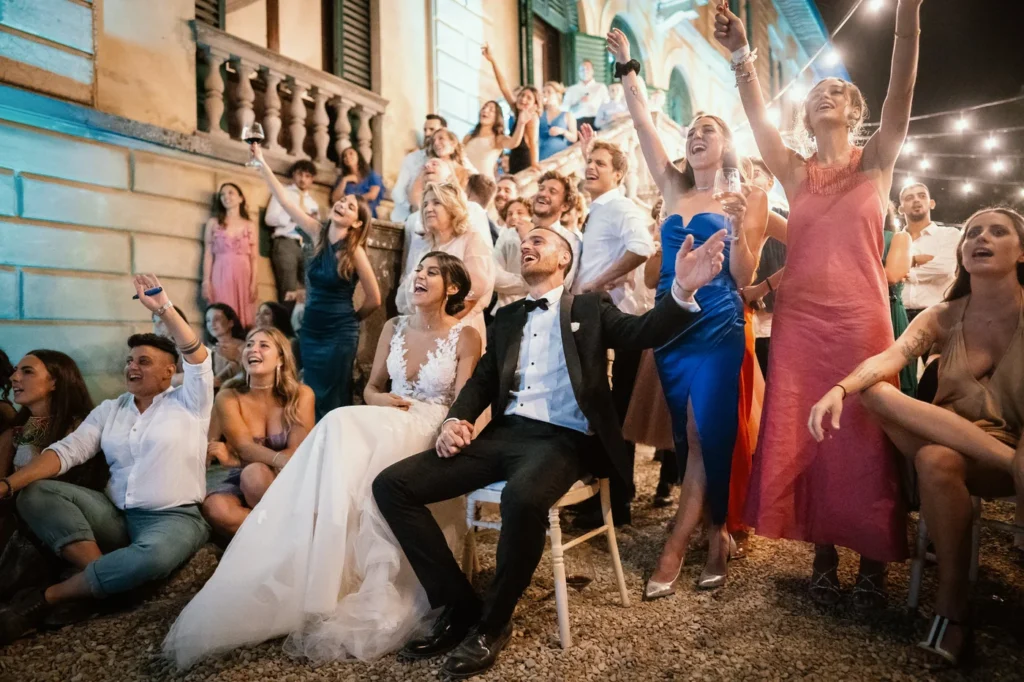 Sposi festeggiati dagli invitati sulla scalinata di una villa