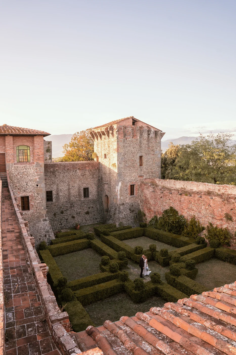 Sposi nel giardino di un castello toscano