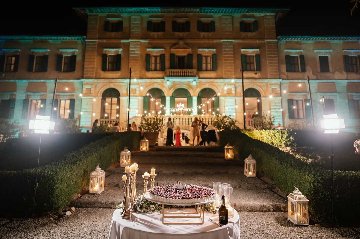 Ricevimento serale in una villa toscana illuminata