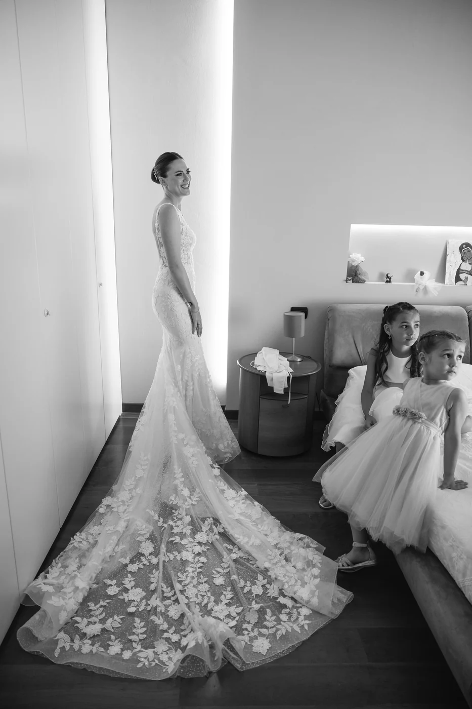 Sposa sorridente con le damigelle durante i preparativi