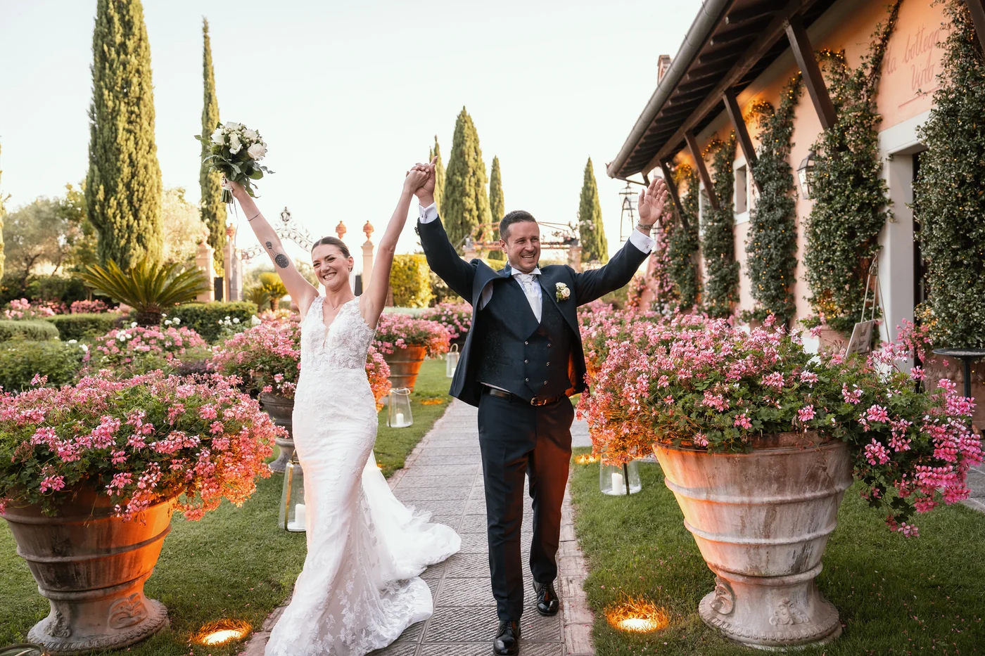 Sposi festeggiati dagli invitati nel giardino di una villa toscana