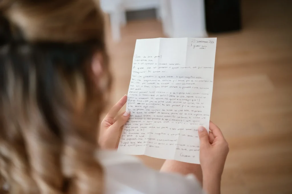 La sposa legge una lettera durante i preparativi