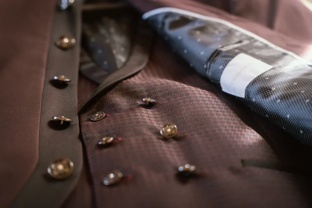 Il gilet dello sposo con i bottoni in dettaglio