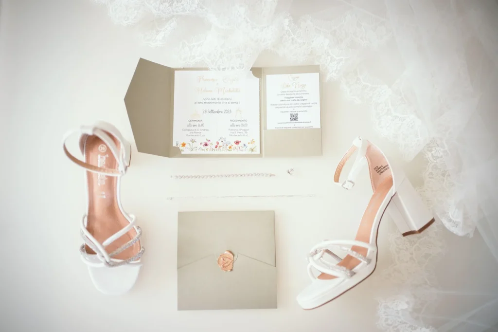 Scarpe della sposa e partecipazione