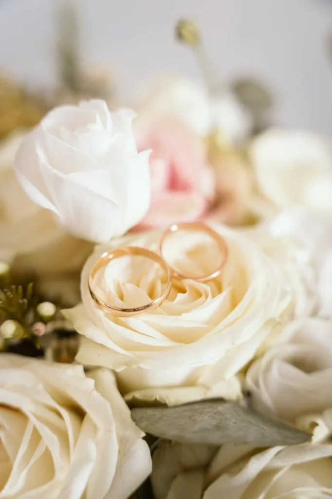 Le fedi tra le rose bianche