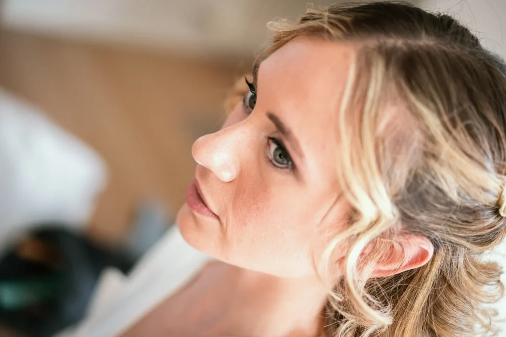 Il profilo della sposa durante il trucco
