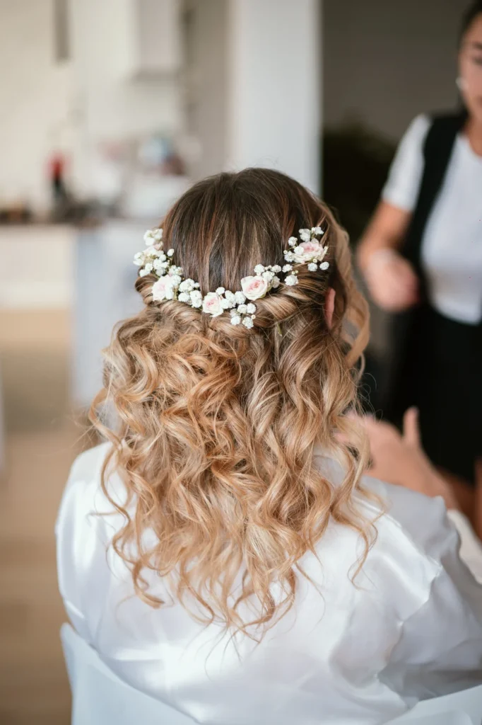 L'acconciatura della sposa con i fiori tra i capelli
