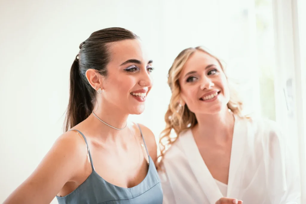 La sposa ride con un'amica durante i preparativi