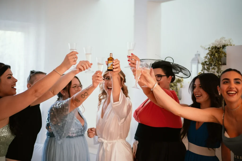 Il brindisi della sposa con le amiche