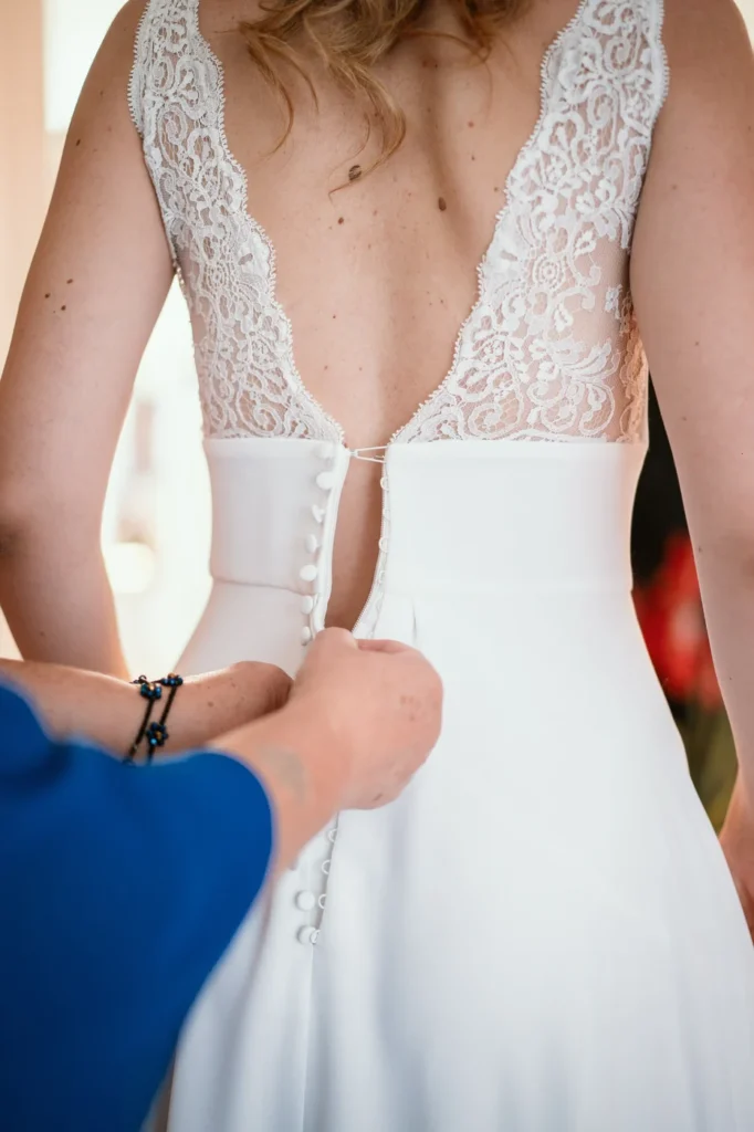 L'abito della sposa allacciato sulla schiena