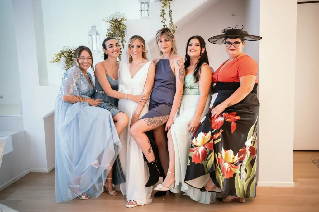 La sposa con le amiche prima della cerimonia