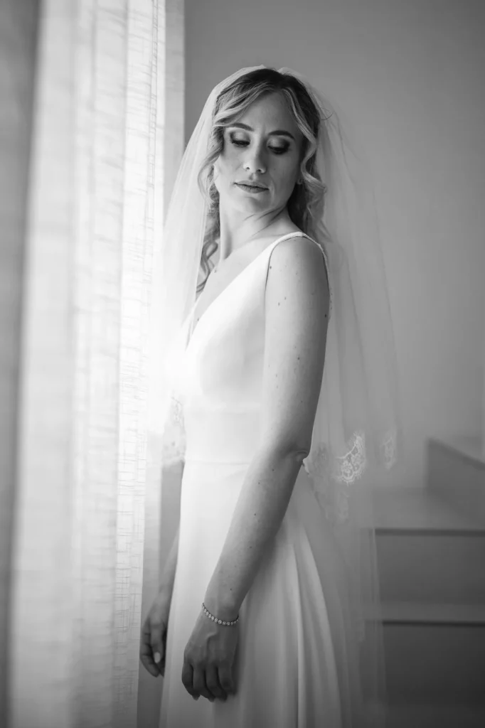 La sposa con il velo alla finestra, in bianco e nero