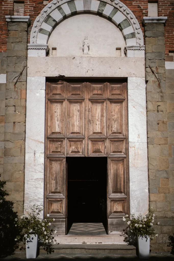 La facciata in pietra della Collegiata di Sant'Andrea