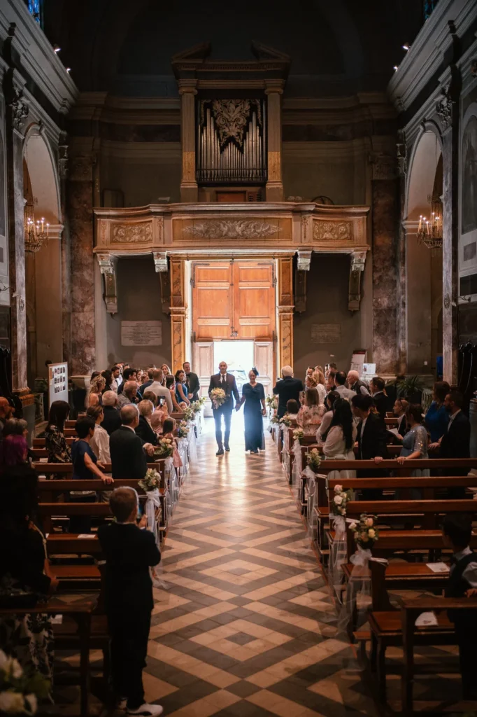 La navata della chiesa con gli invitati