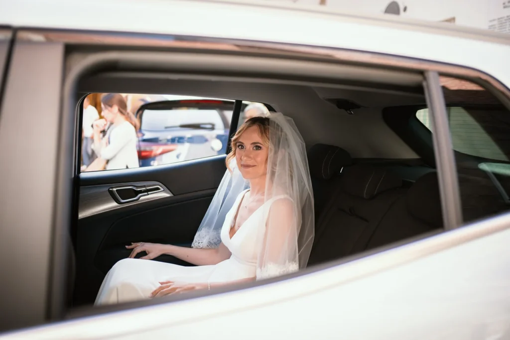 La sposa in auto verso la chiesa