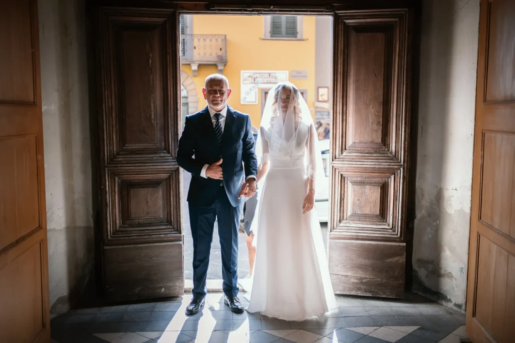 La sposa entra in chiesa in controluce