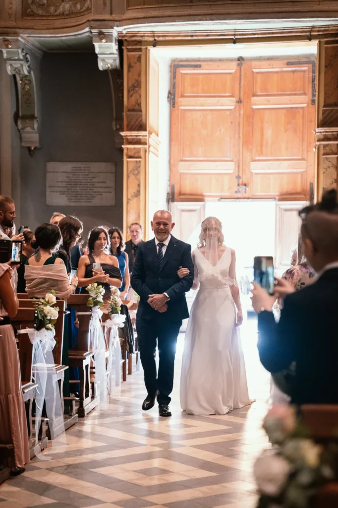 La sposa percorre la navata