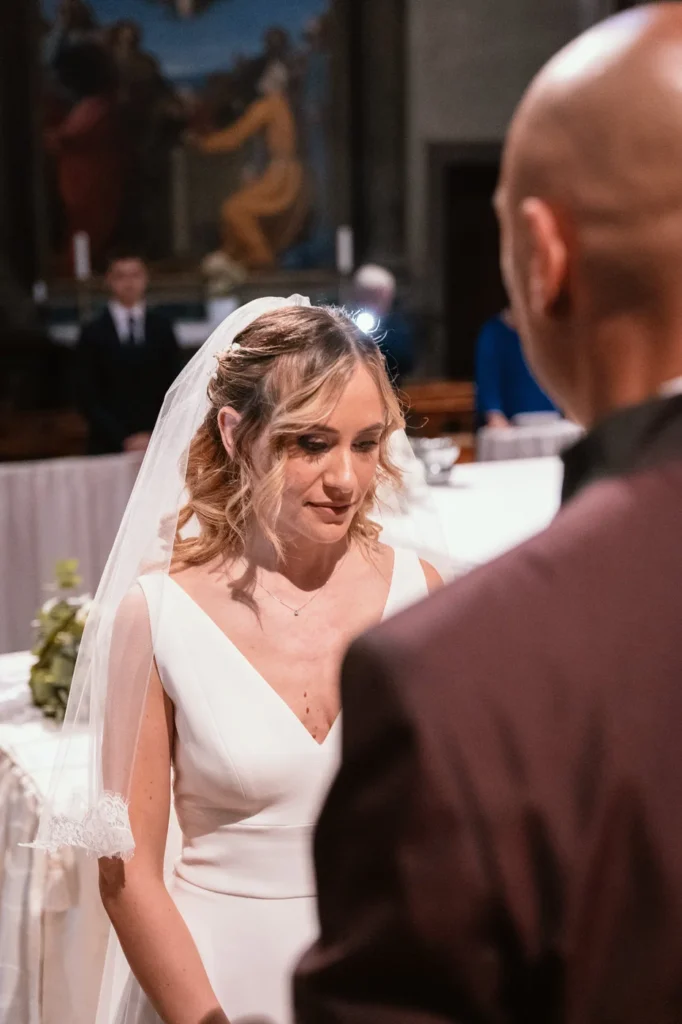 Lo sguardo della sposa verso lo sposo all'altare