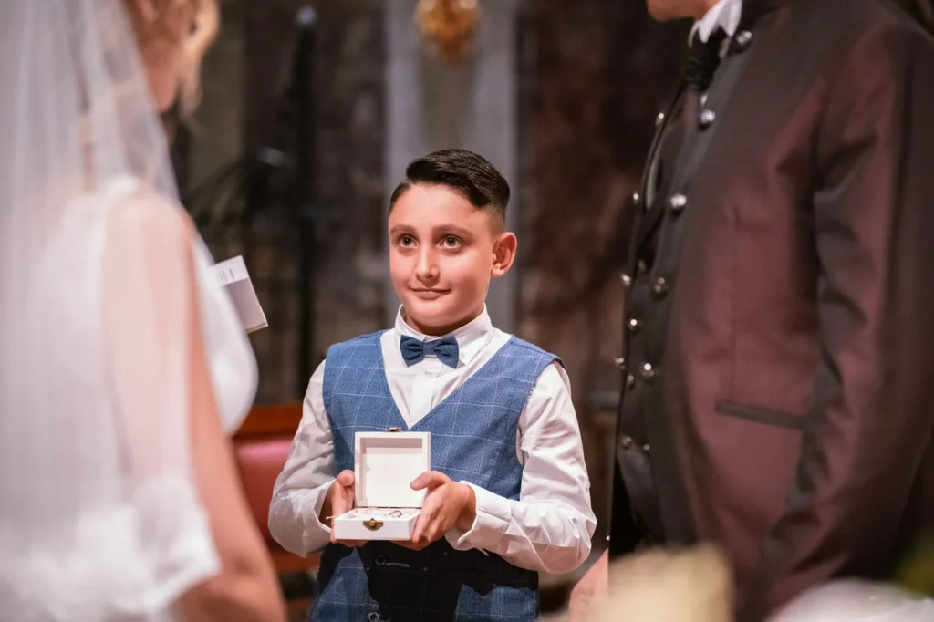 Un bambino porta le fedi