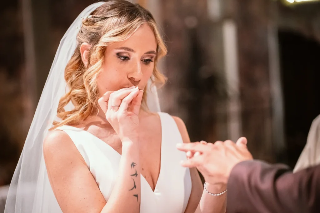 La sposa emozionata durante il rito