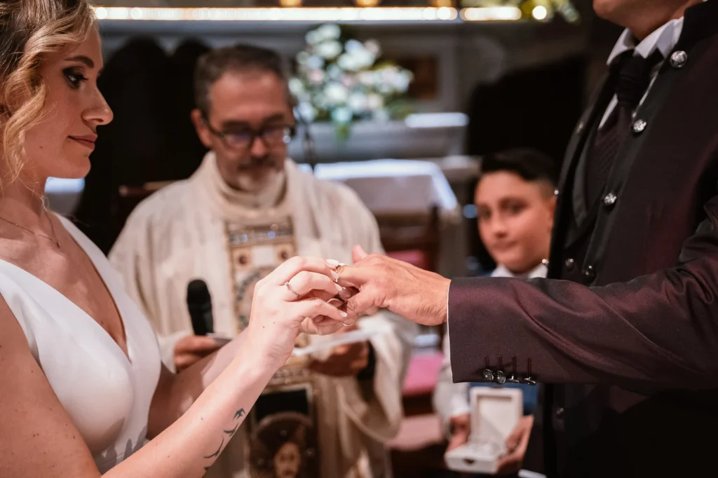 L'anello infilato al dito