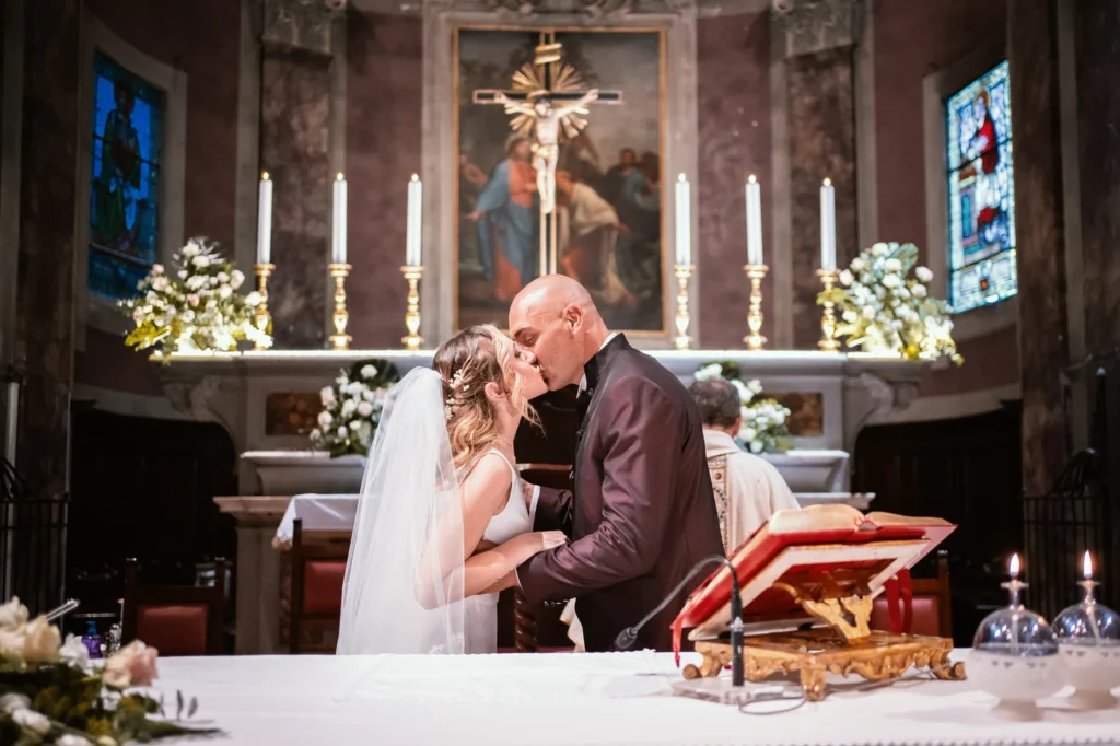 Il bacio degli sposi all'altare