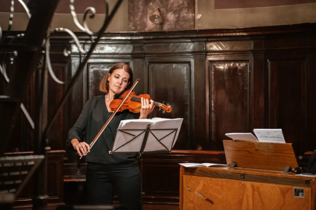 La violinista suona durante il rito