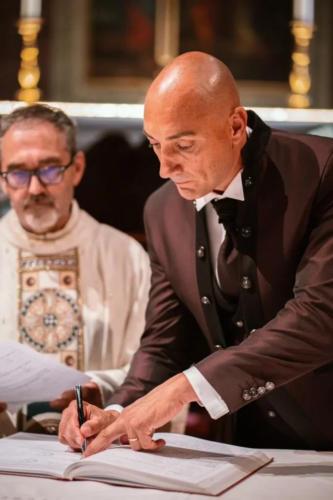 Lo sposo firma il registro