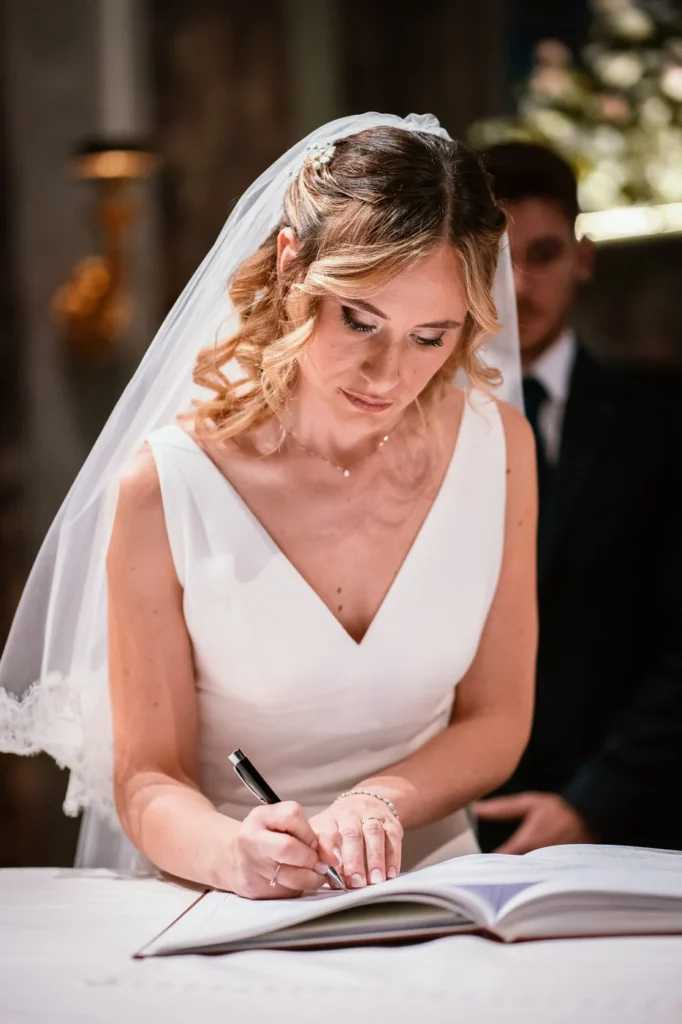 La sposa firma il registro