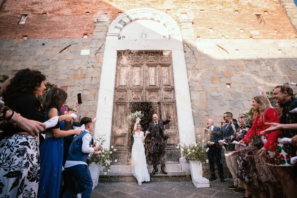 Il lancio del riso all'uscita dalla chiesa