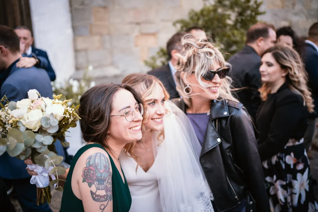 Un selfie della sposa con le amiche
