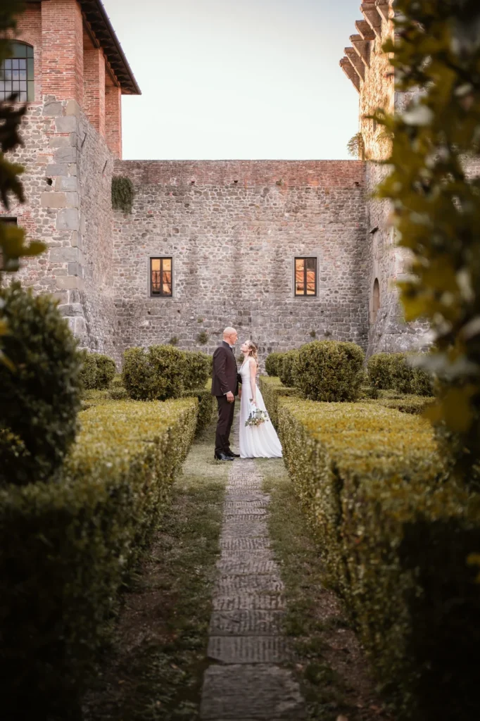 Gli sposi nel giardino all'italiana sotto le mura