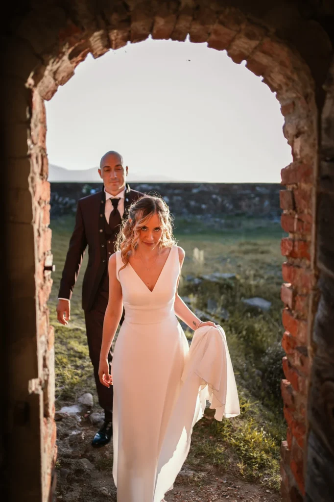 La sposa sotto l'arco in pietra