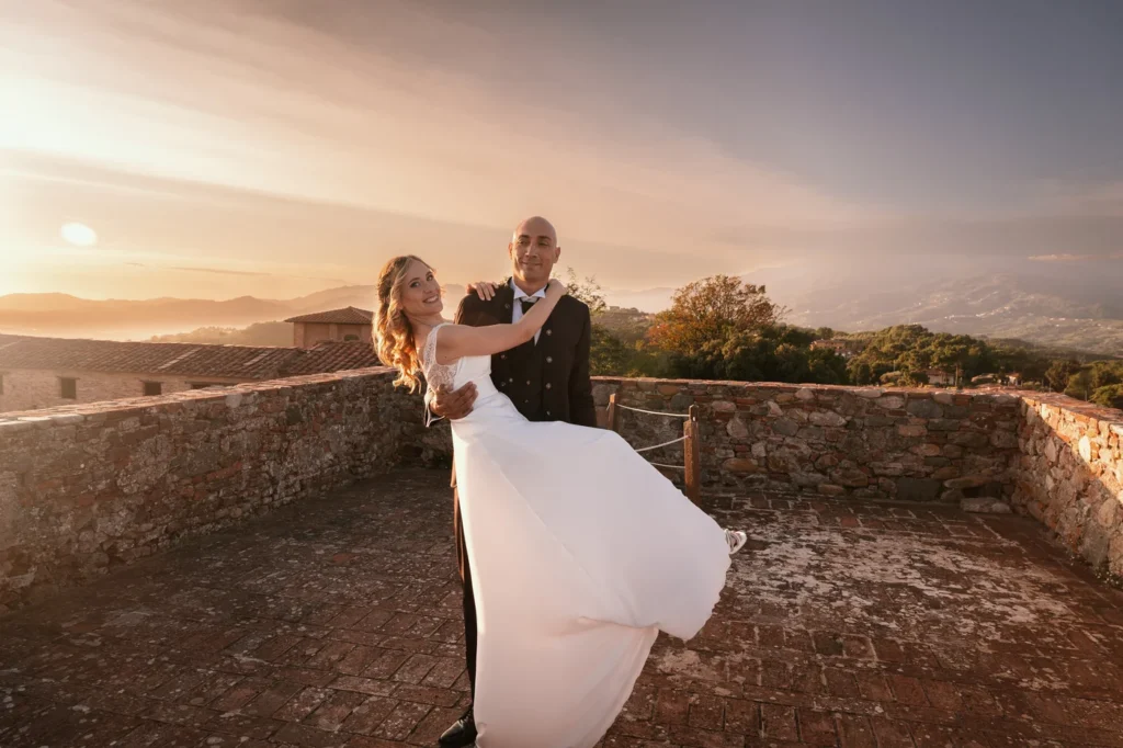 Gli sposi sulle mura al tramonto