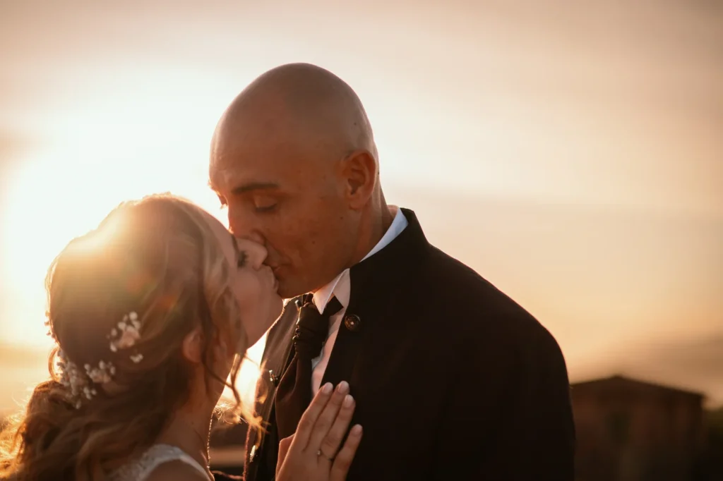 Il bacio degli sposi in controluce