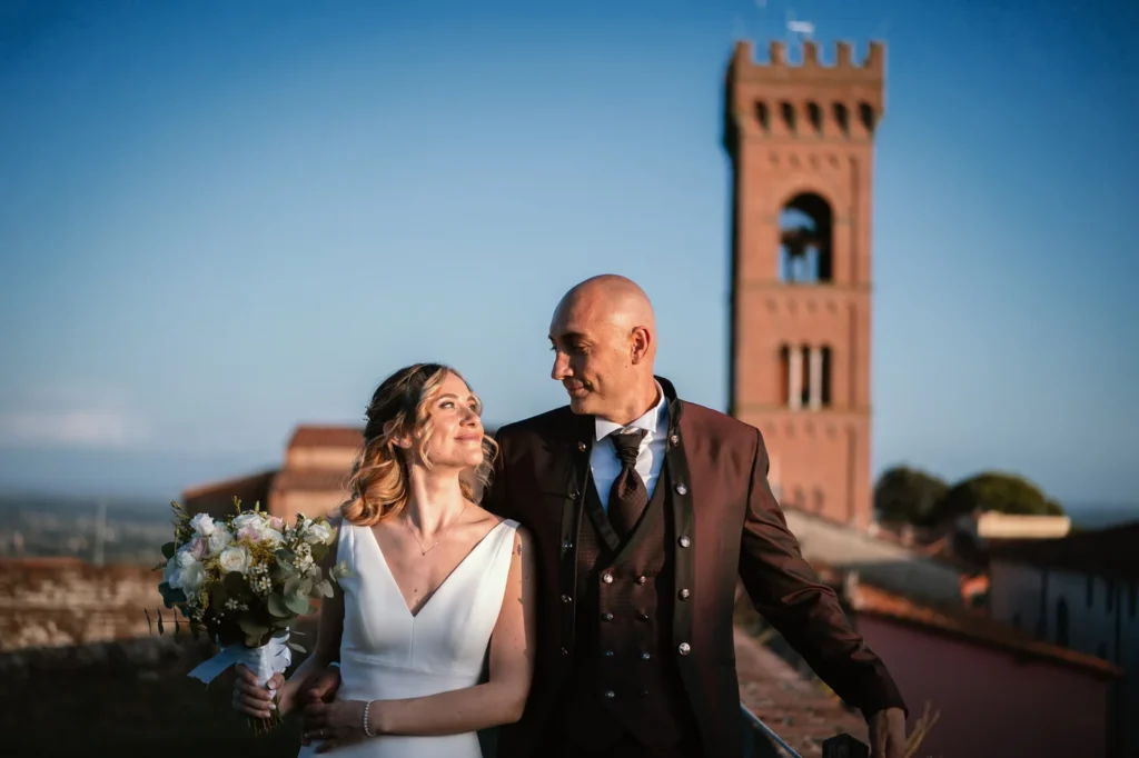 Gli sposi davanti alla torre campanaria