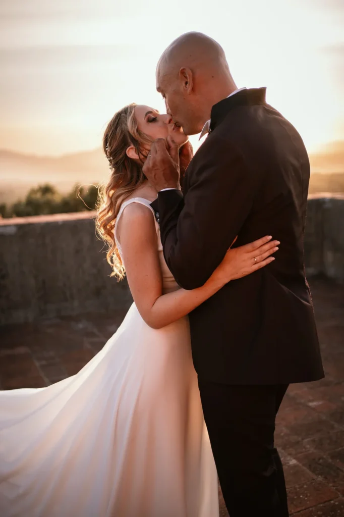Il bacio degli sposi sulla terrazza