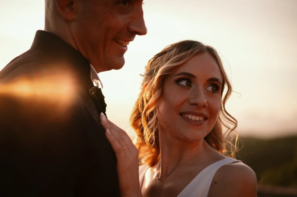 Il sorriso della sposa al tramonto