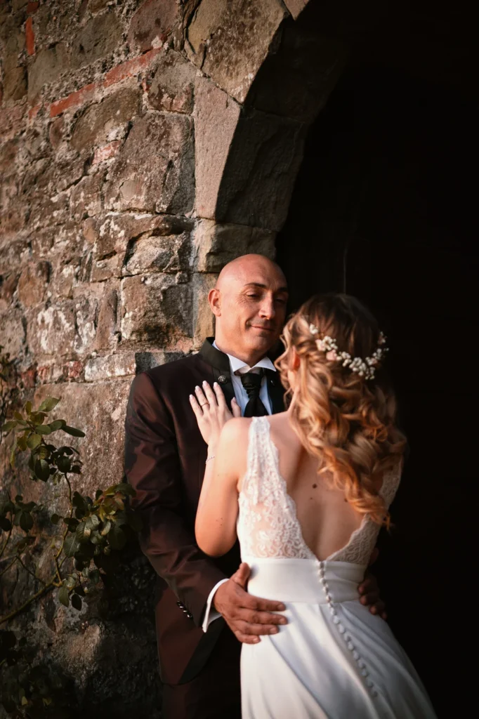 Gli sposi nella porta di pietra