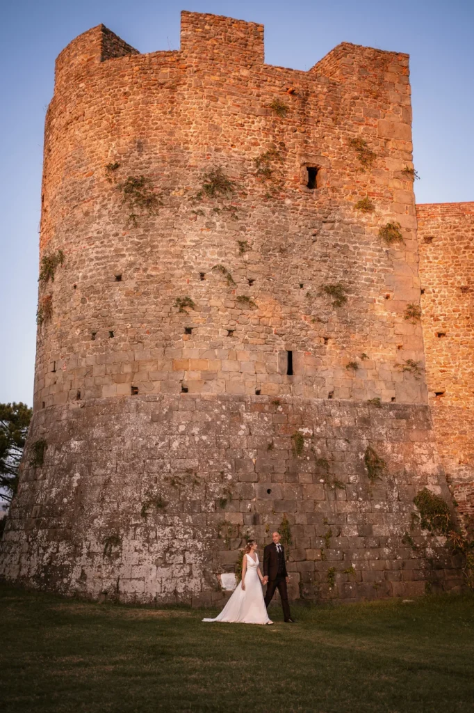 La torre medievale con gli sposi ai piedi